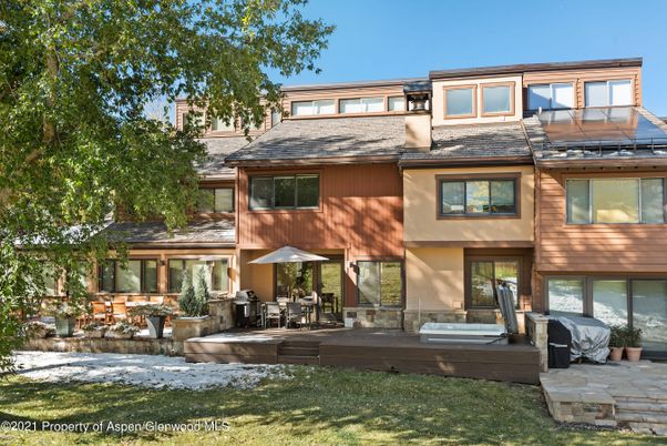 Exterior, Facade, Modern