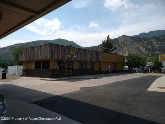 Exterior, Facade, Modern