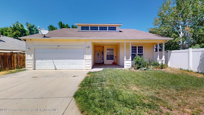 Attached, Exterior, Facade, Ranch