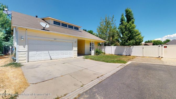 Attached, Exterior, Facade, Modern