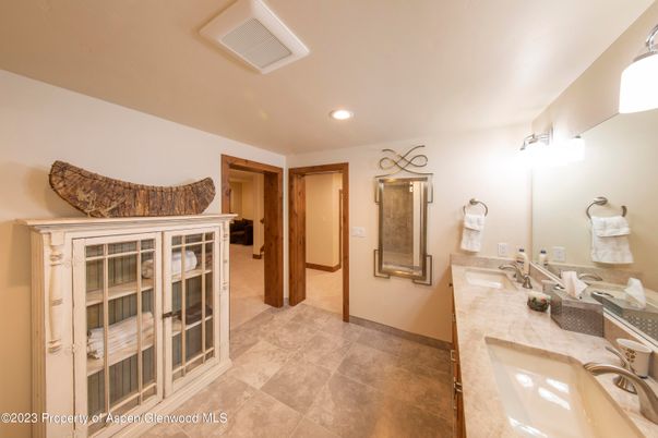 Bathroom, Dual Sink Vanities, Interior, Recessed Lighting