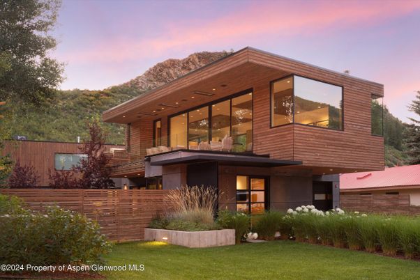 Backyard, Exterior, Facade, Modern