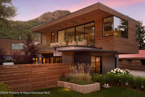Exterior, Facade, Modern