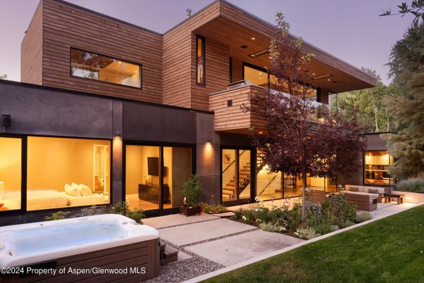 Exterior, Facade, Hot Tub, Modern