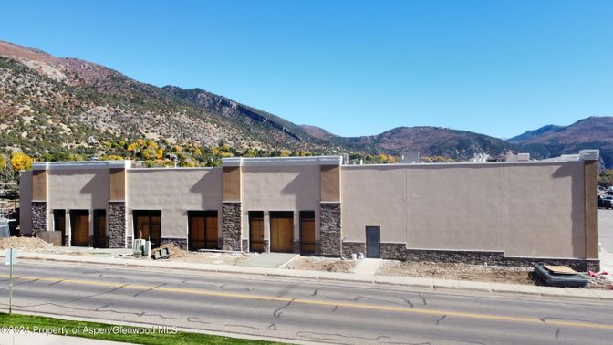 Exterior, Facade, Modern