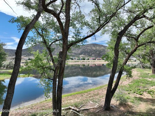 Exterior, Lake