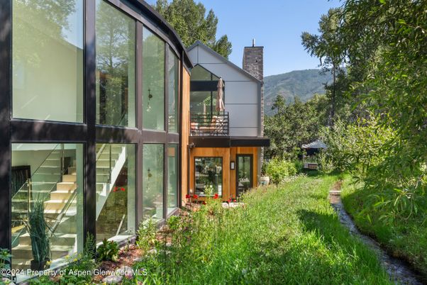 Backyard, Exterior, Facade, Modern
