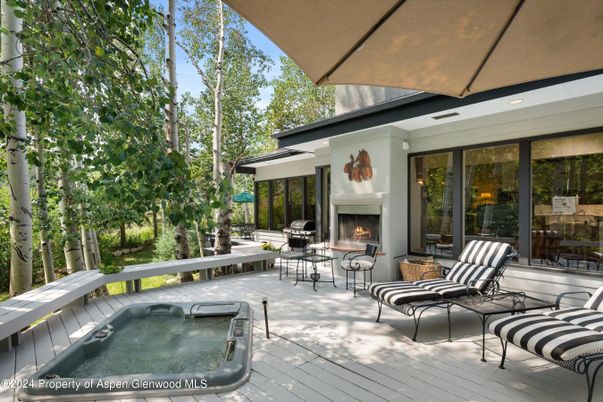 Exterior, Fireplace, Hot Tub