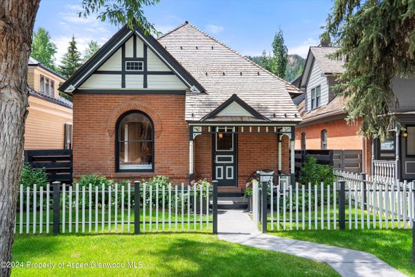Exterior, Facade, Brick Facade, Queen Anne Victorian