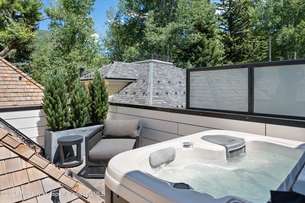 Exterior, Hot Tub