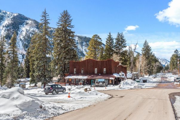 Exterior, Facade, Log Home