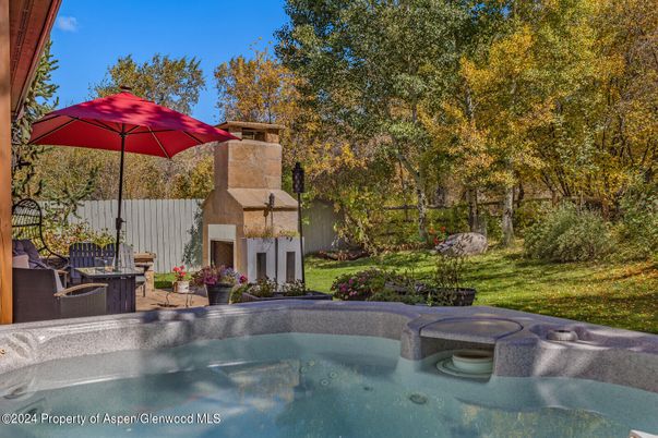 Exterior, Fireplace, Hot Tub