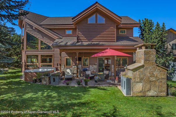 Exterior, Facade, Log Home