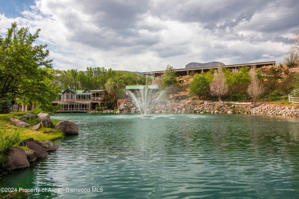 Exterior, Lake