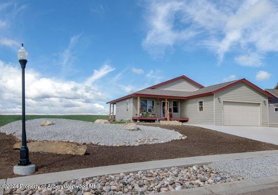 Attached, Exterior, Facade, Ranch