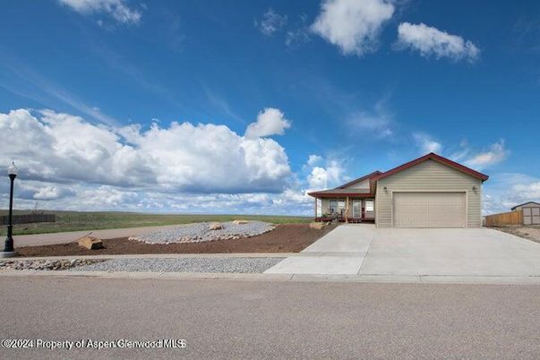 Attached, Exterior, Facade, Ranch