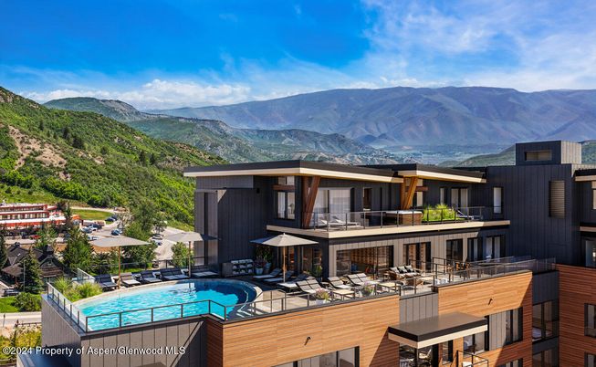 Exterior, Facade, Pool, Modern