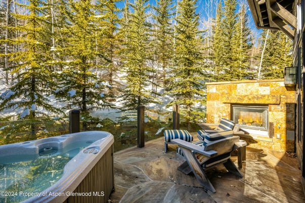 Exterior, Fireplace, Hot Tub