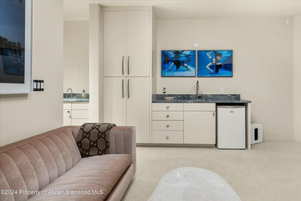 Home Office, Interior