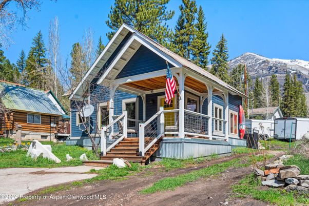 Exterior, Facade, Log Home