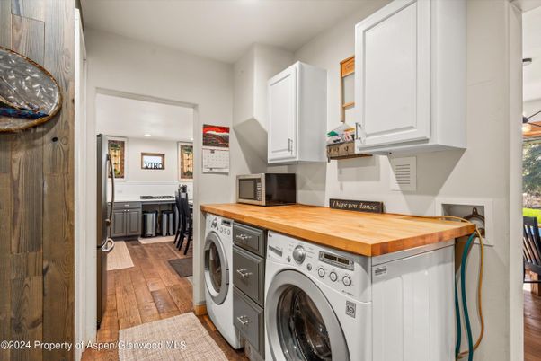 Interior, Recessed Lighting, Washer, Wood Texture Flooring