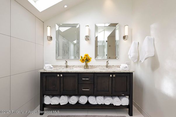 Bathroom, Dual Sink Vanities, Interior, Recessed Lighting