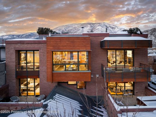 Exterior, Facade, Modern