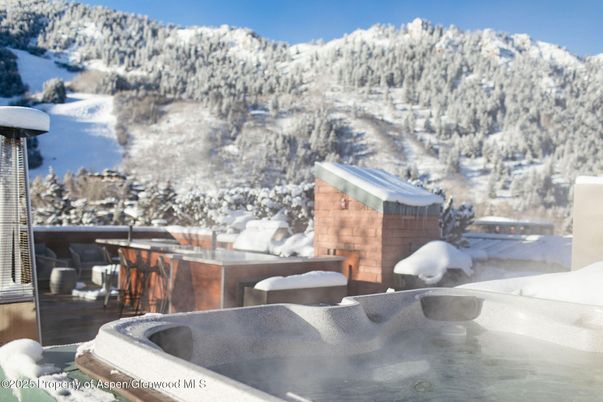 Exterior, Hot Tub