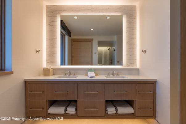 Bathroom, Dual Sink Vanities, Interior, Recessed Lighting