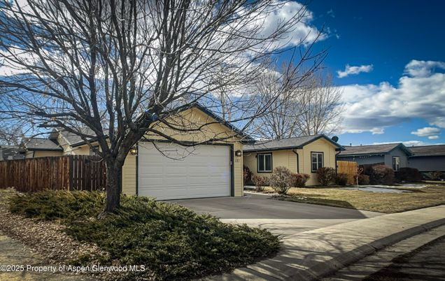 Attached, Exterior, Facade, Ranch