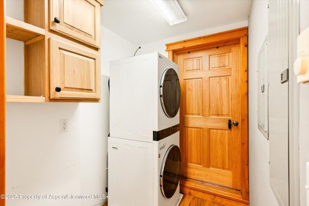 Interior, Utility Closets, Washer, Wood Texture Flooring