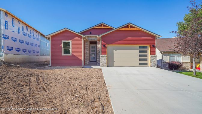 Attached, Exterior, Facade, Ranch