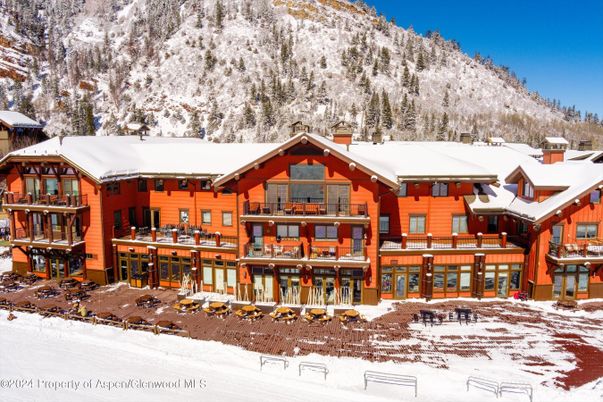 Exterior, Facade, Log Home