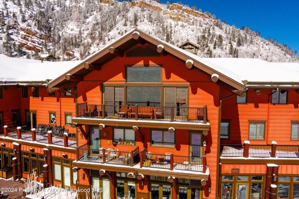 Exterior, Facade, Log Home