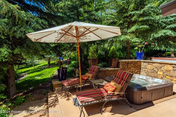 Exterior, Hot Tub