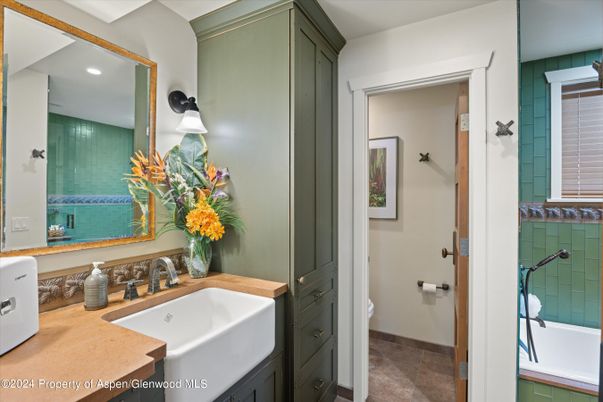 Bathroom, Interior, Recessed Lighting