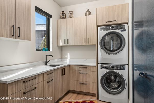 Interior, Utility Closets, Washer, Wood Texture Flooring
