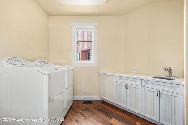 Interior, Washer, Wood Texture Flooring