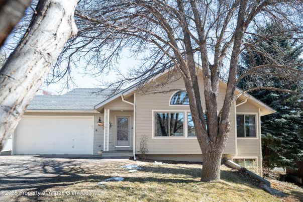 Attached, Exterior, Facade, Ranch