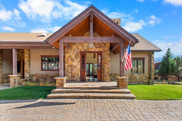 Exterior, Facade, Ranch