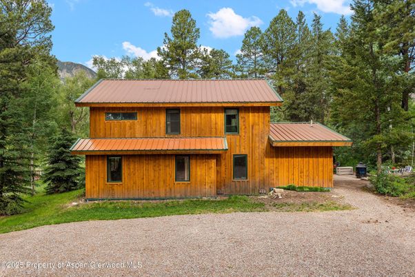 Exterior, Facade, Log Home