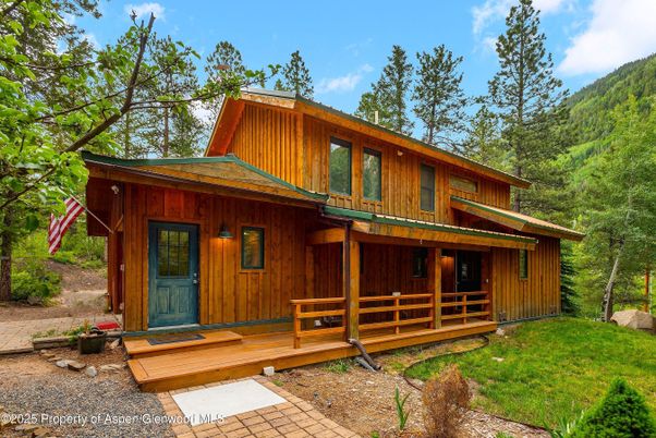 Exterior, Facade, Log Home