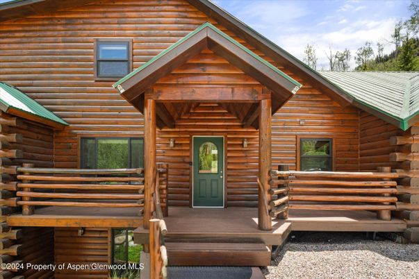 Exterior, Facade, Log Home