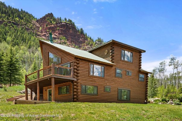 Exterior, Facade, Log Home