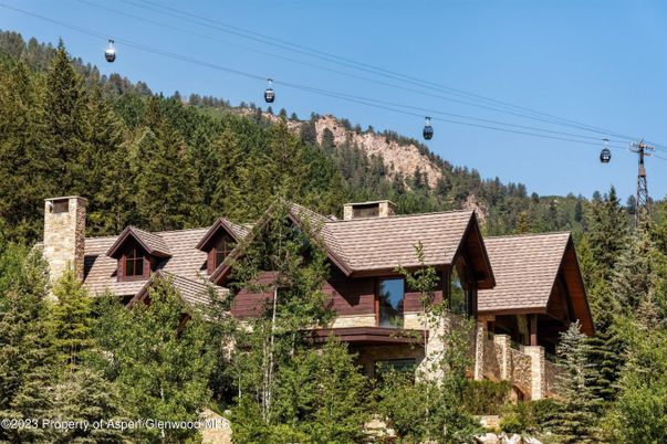 Exterior, Facade, Log Home