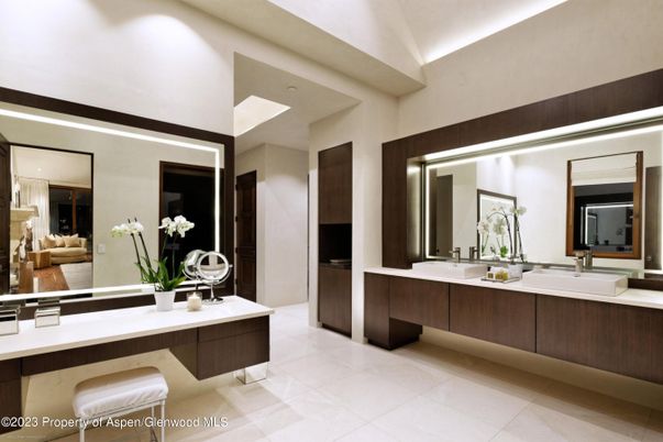 Bathroom, Dual Sink Vanities, Interior