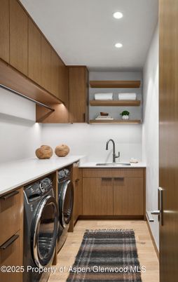 Interior, Recessed Lighting, Washer, Wood Texture Flooring
