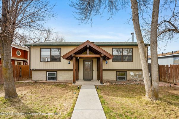 Exterior, Facade, Raised Ranch