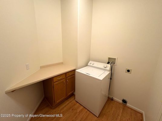 Interior, Washer, Wood Texture Flooring