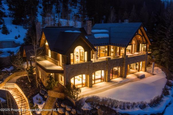 Exterior, Facade, Log Home